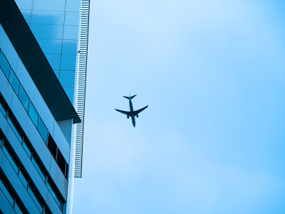 在大楼上空低空飞行的客机