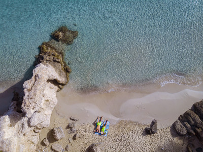 位于希腊克里特岛伊斯特龙的Voulisma海滩的热带海滩