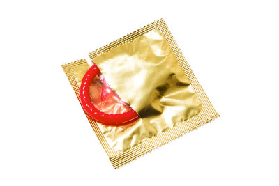 白色背景上隔离的避孕套