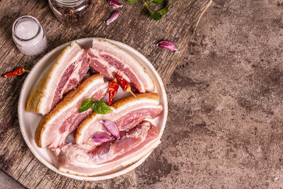 生五花肉带皮，腹膜肉。香料和香草