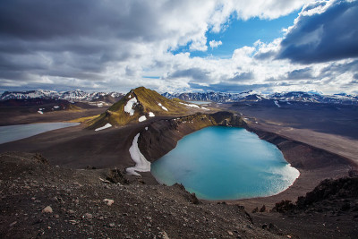 美丽的冰岛高地蓝色火山湖