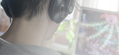 男孩戴着耳机