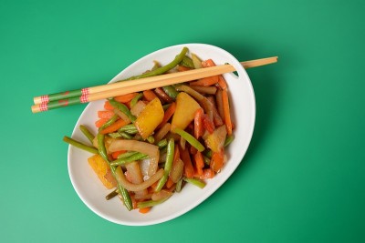 蔬菜在盘子里翻炒。健康饮食。