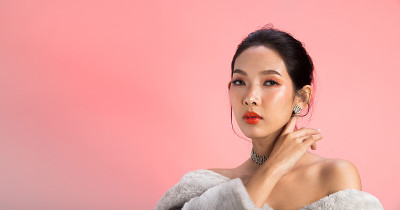 时尚亚洲女人薄皮肤，黑色头发，粉红色眼睛