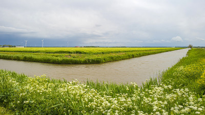 在日益恶化的天气下，运河穿过乡村景观