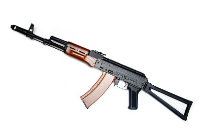 传奇卡拉什尼科夫冲锋枪,ak - 74。俄国军队的现代步枪。侧视图。
