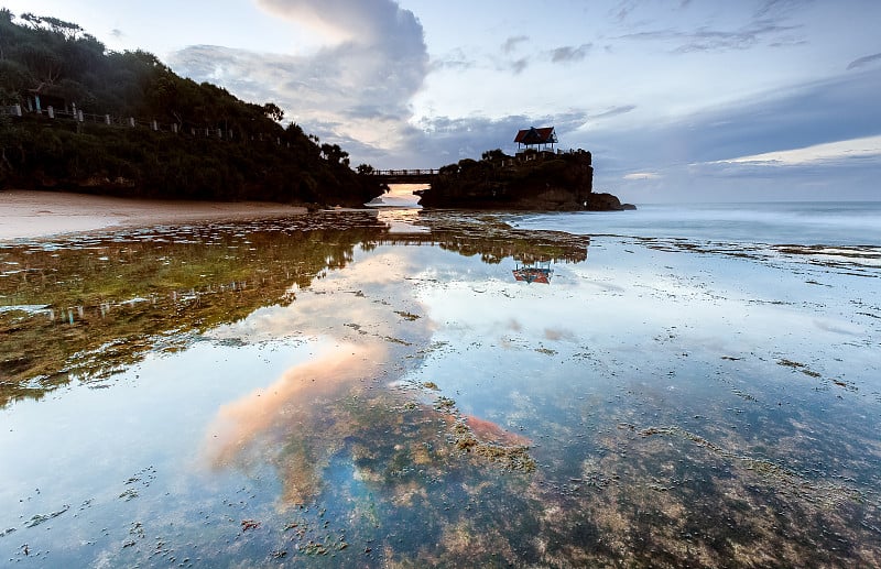 日惹海景以天然海岸岩石为前景