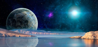 空间背景。行星和彩色星云与山的倒影在水中，海洋。照片处理。