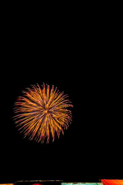 烟花照亮了天空