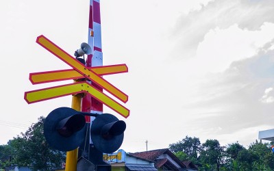 印度尼西亚中爪哇岛的铁路十字路口的十字路口灯、电铃和半屏障门