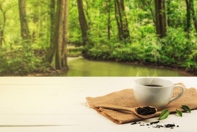 茶水和茶杯放在白木上。