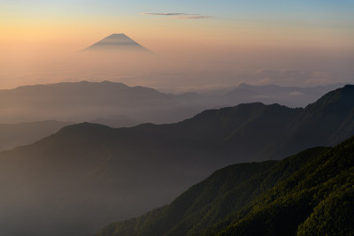 从日本南部的阿尔卑斯山脉看富士山