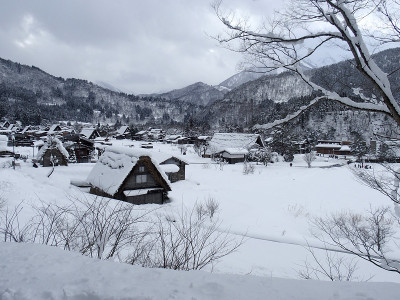 白川村——日本岐阜的一个被雪覆盖的木屋村，联合国教科文组织的国家遗产村