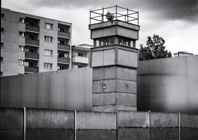 柏林墙上的瞭望塔在柏林墙上纪念Bernauer Straße的住宅建筑前。前视图在黑色和白色。