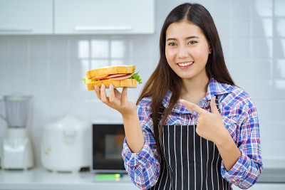 亚洲女人快乐做三明治。