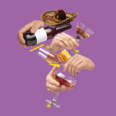 杂志风格的现代构图与人的手拿酒杯为酒精饮料在淡紫色的背景。