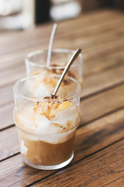 木桌上放着两杯装在玻璃里的affogato