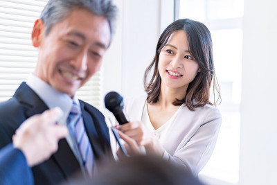正在做采访的女播音员