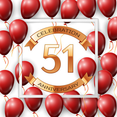 逼真的红色气球与丝带在中心金色文字51周年庆典与丝带在白色的方形框架上白色的背景。矢量图