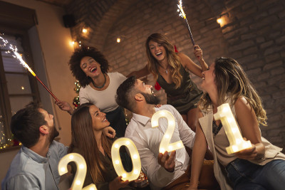 朋友们在新年晚会上玩得很开心