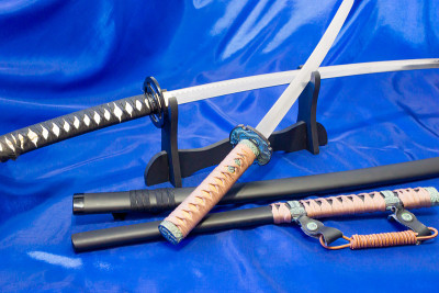 日本武士刀的刀。武士的武器。这是一位武术大师手中的强大武器。