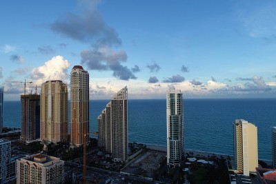 海景日落鸟瞰图。阳光群岛海滩，迈阿密，美国。伟大的景观。假期旅行。热带旅行。