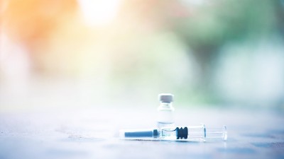 疫苗瓶剂量流感针剂针筒，医学概念接种疫苗皮下注射治疗疾病护理医院预防免疫疾病疾病婴儿背景。
