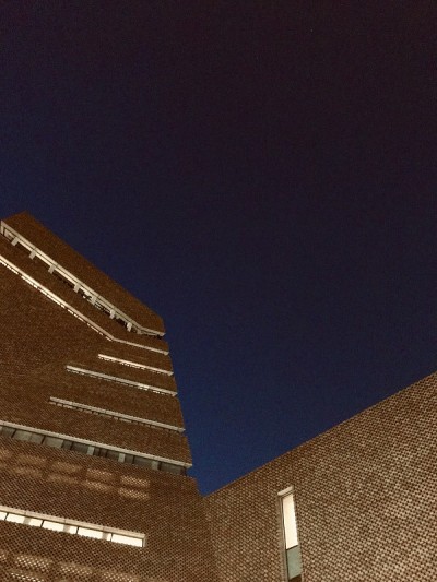 夜间的现代艺术建筑。