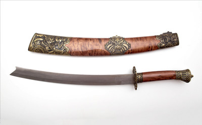 武士刀与美丽的图案在一个白色的背景，孤立。特写镜头