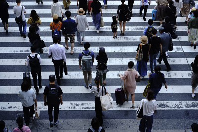 人们穿过人行横道