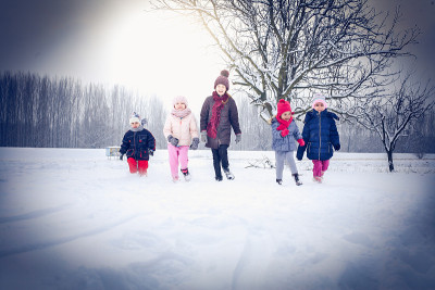 孩子们在雪。