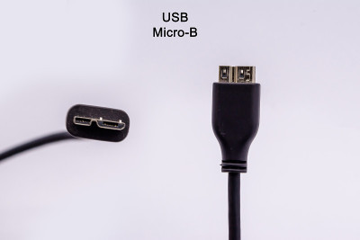 Micro USB B型电缆从不同角度隔离白色背景。外部硬盘连接器电缆