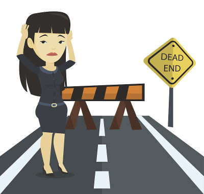 女商人看着路标的死胡同