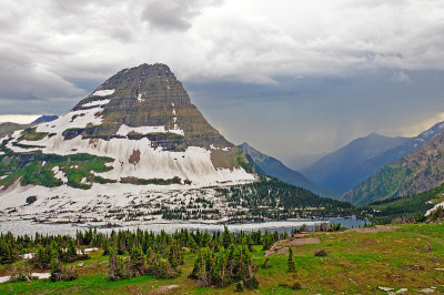 风暴逼近高山