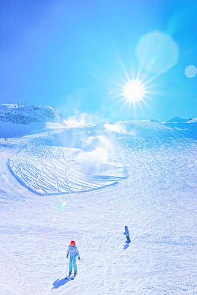 妇女和孩子滑雪者滑雪在Hintertux冰川奥地利
