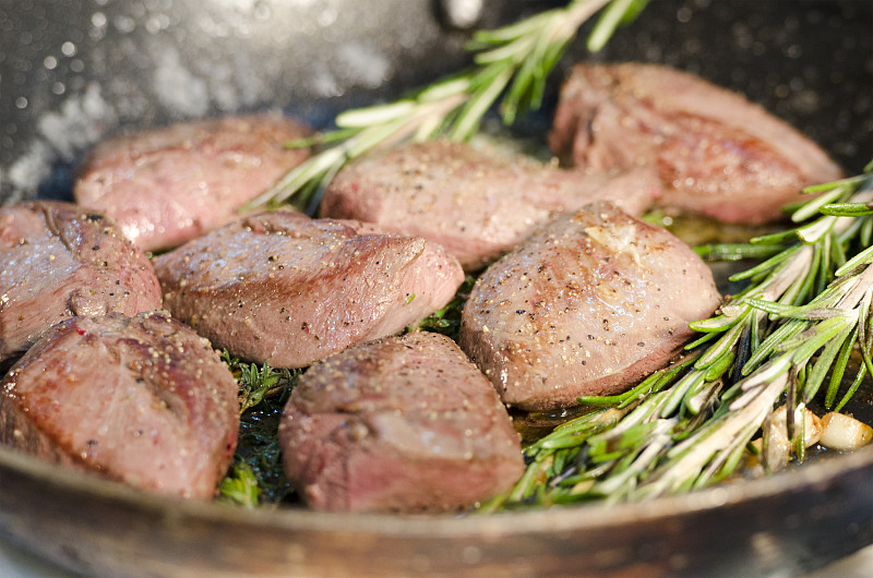 牛肉里脊配上香料和迷迭香就可以上桌了