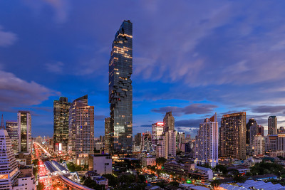 曼谷商业区的城市景观与摩天大楼在暮色中，泰国