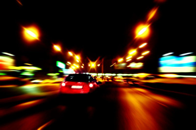 开车去夜晚的街道