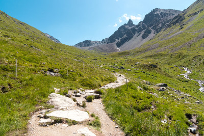 从徒步旅行的小路上看到的圣莫里茨的一座山