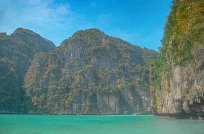 在晴朗的日子里，安达曼海是泰国和普吉岛最受欢迎和著名的浮潜海。