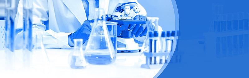 科学家使用显微镜观察受感染者的血液样本。2019冠状病毒病(COVID-19)实验室检测流程，防止病