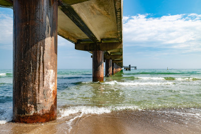 在德国Timmendorfer Strand海岸的混凝土桥墩下