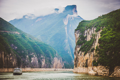 在中国的长江三峡与山游船