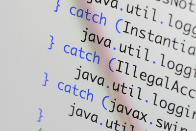 真正的Java代码开发屏幕。编程工作流抽象算法概念。Java代码行在放大镜头下可见，具有运动效果