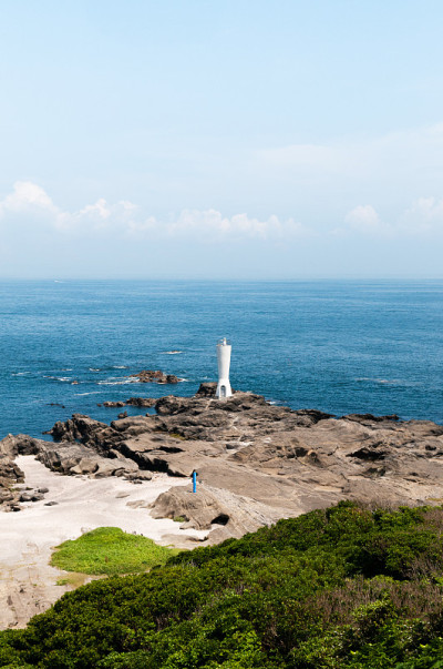 神奈川三浦半岛的灯塔和岩角。
