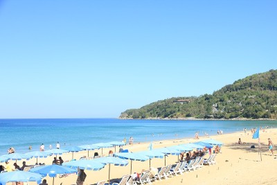 泰国普吉岛卡伦海滩的清晨场景