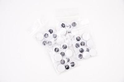瞪着眼睛的人喜欢艺术和工艺品