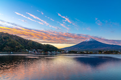 黎明时分的富士山