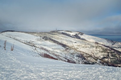美丽的冬季雪白色的山景。