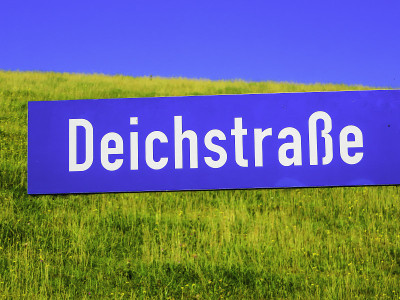 街道标志Dike Road德语“Deichstrasse”